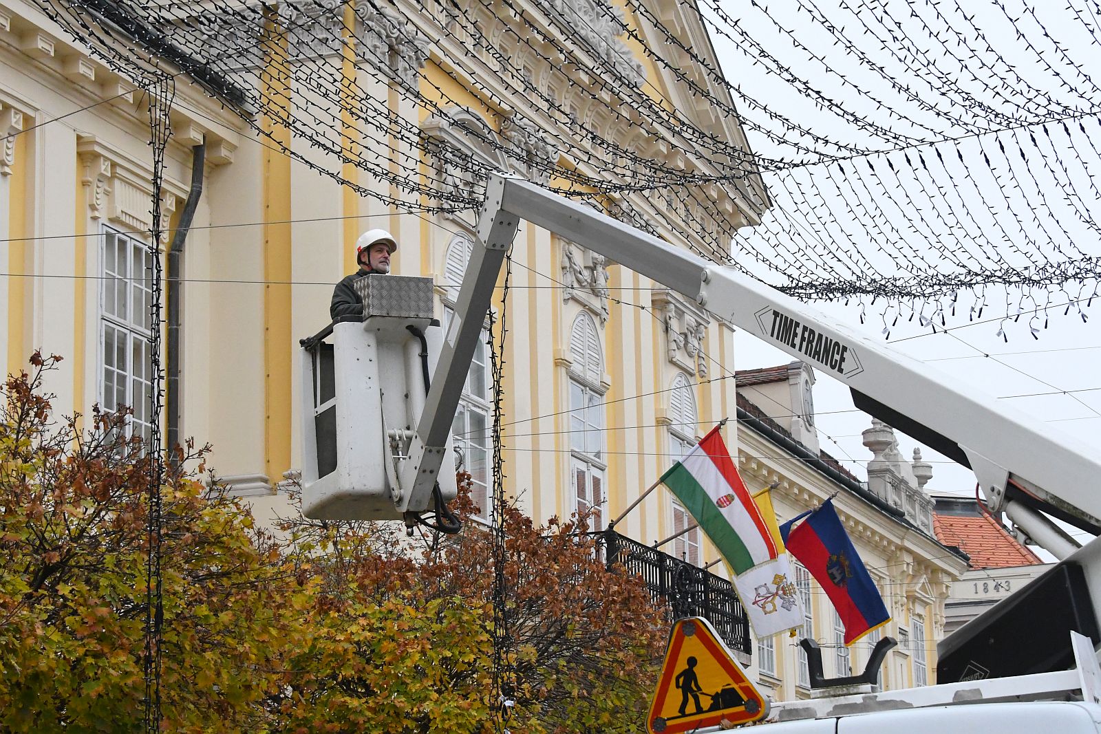 Városszerte szerelik már az adventi díszkivilágítást